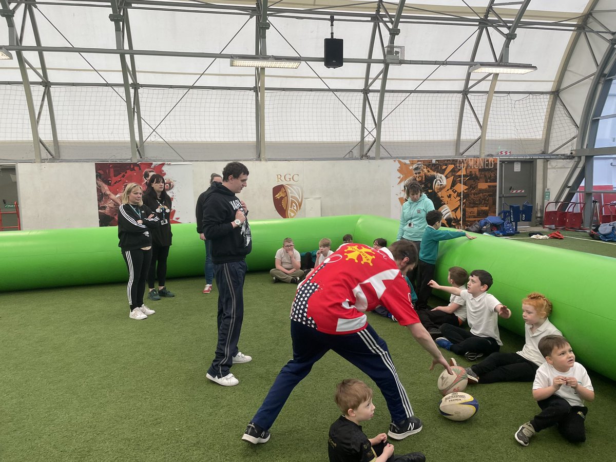 DolgellauRugby's tweet photo. Dirwrnod Class heddiw ma gyda Damien a Josh o ILS @meiriondwyfor yn Helpu Allan yn Disability 6 Nations @RGCCymuned yn Eirias. 200 o blant wedi  cymryd rhan.   Diolch  i @DaveRobsRugby a trefnu diwrnod mor amazing. Hefyd Diolch i @AfonBags a @paddynelson6  am fod mor dda for lads https://t.co/DEm7mDR3B8