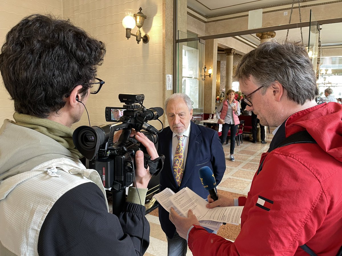 sugarpulp's tweet photo. Visto che stasera a #chronicae c’è Antonio Caprarica abbiamo approfittato per registrare un po’ di interviste… https://t.co/eHavmFVqS1