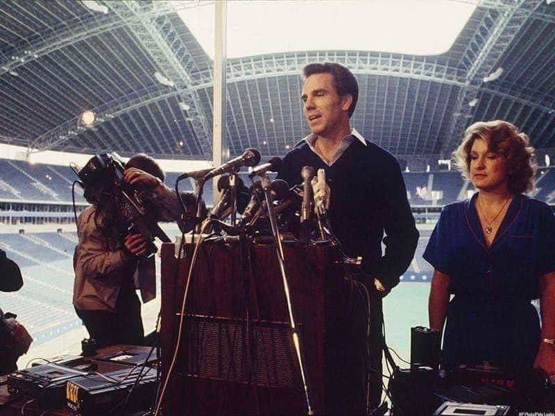 March 31st: On this day in 1980, after 11 seasons Roger Staubach announced his retirement at a Texas Stadium press conference.

Roger with wife Marianne at his side, choked up when speaking of Coach Landry “The man in the funny hat.”

#70sCowboys #CowboysNation #DallasCowboys