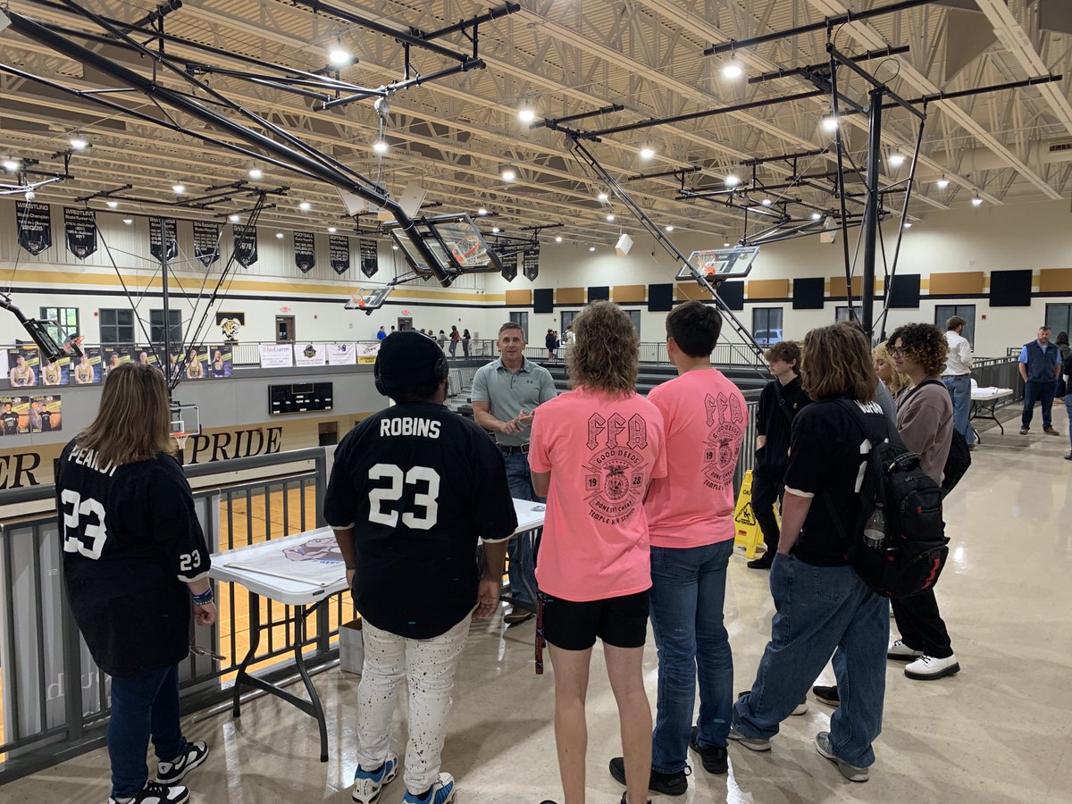 DrThomasPCSD's tweet image. Awesome morning at Temple High School! The seniors participated in “adulting day”- gaining deeper understanding of budgeting, insurance and other topics that accompany adult life! Great future-focused strategy, Tigers! Thank you also to our local businesses! #24Strong #TigerPride