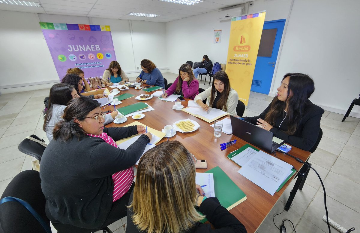 Junaeb_IVRegion's tweet photo. Hoy en nuestras dependencias realizamos capacitación de rendición financiera a todas nuestras contrapartes comunales del Programa de Residencia Familiar Estudiantil #PRFE. Les dimos a conocer lineamientos y procedimientos 2023 👍 https://t.co/7BlSW9mEZW