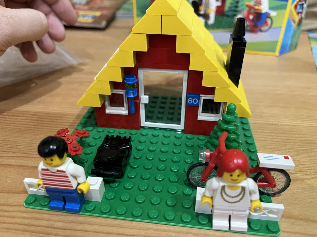 kociu91's tweet photo. No i zbudowane!
Klasyka sama w sobie!
Jak oceniają @LEGO_Group #set6592 wakacyjny domek z 1990 roku @r0br3t @misia_domi @karo_yard @JohnManham @robsoniqe @mobzillatv @pluszysta @Basiowe_kotki ?
#LEGOSYSTEM #AFOL #LEGO https://t.co/U7No0fxgWC