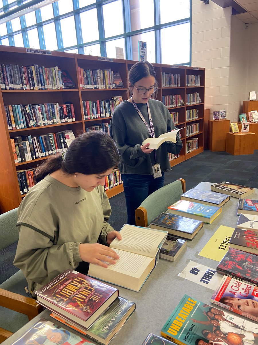 ChantillyHSLib's tweet image. Miss Simpson’s class samples different books to read! #chantillyreads