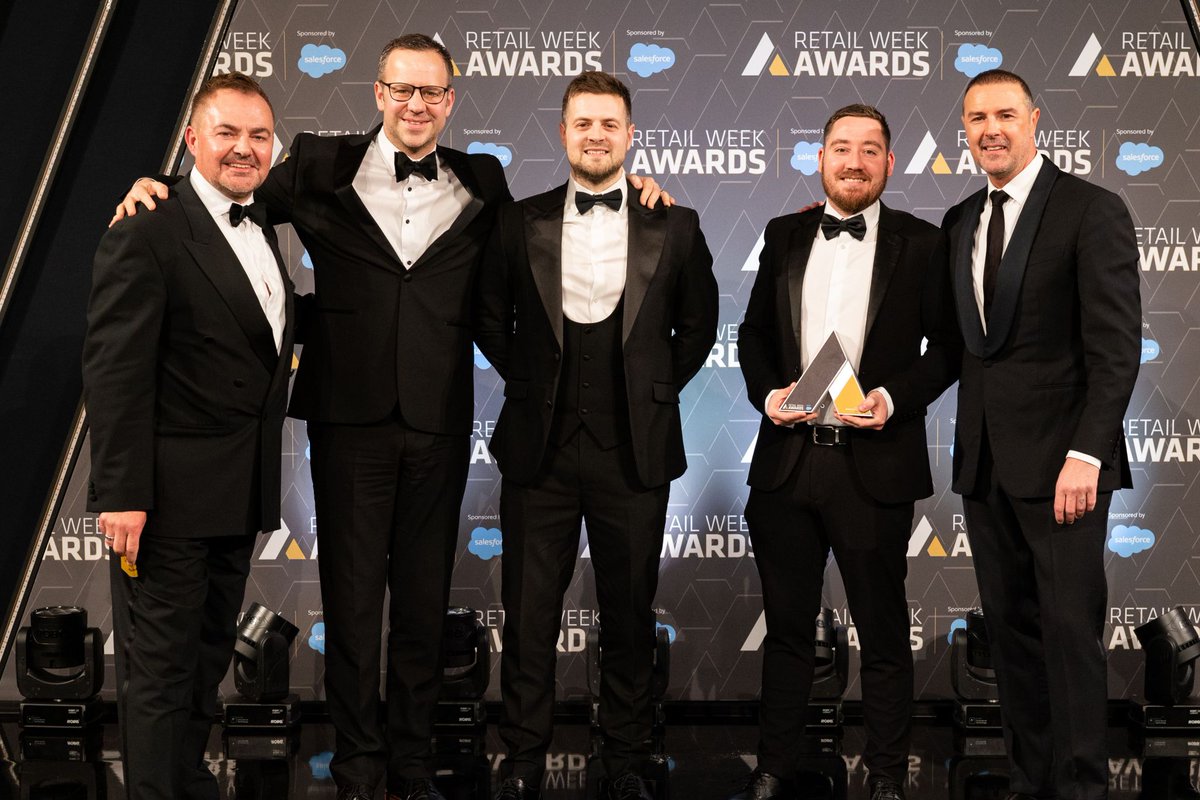 CurrysCareers's tweet photo. We are thrilled to announce that our amazing colleagues have won the @RetailWeek Customer Experience Game-changer Award for our Repair Live initiative! 🏆Congratulations to all involved! 
#Technology #Repairs #RetailIndustry #RetailWeek #Awards https://t.co/A1mnRVNsLt