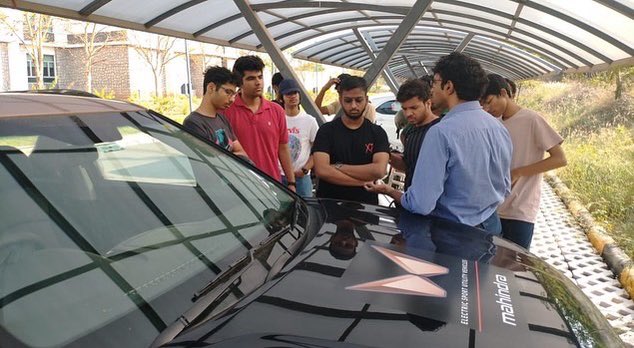 SunPedal_Ride's tweet image. Day 19. Student interactions with the SAE student club at BITS Pilani Hyderabad campus. E-mobility and sustainability discussions with quizzes and the @Mahindra_XUV400 demo. @CollegeDekho @AmaraRaja_Group #driEVtoeducate #ElectrifyingTheFuture #PoweringTheBetterFuture