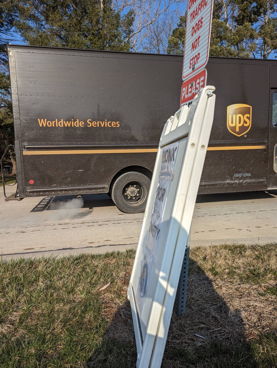 Our Bloomington center has all the drivers honking for safety. #LincolnLeaders #UPSers <a href="/shawnhamilton44/">Shawn</a>