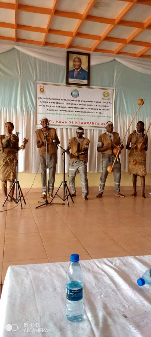 MinJSCBdi's tweet photo. Ce 31 Mars 2023, le @MinEACJSCBdi, par le biais du Centre Burundais pr la Lecture et l'Animation Culturelle #CEBULAC, a organisé la finale de la chanson burundaise traditionnelle accompagnée d'instruments de musique typiquement burundais @NgoziProvince https://t.co/yCpF48FiTt