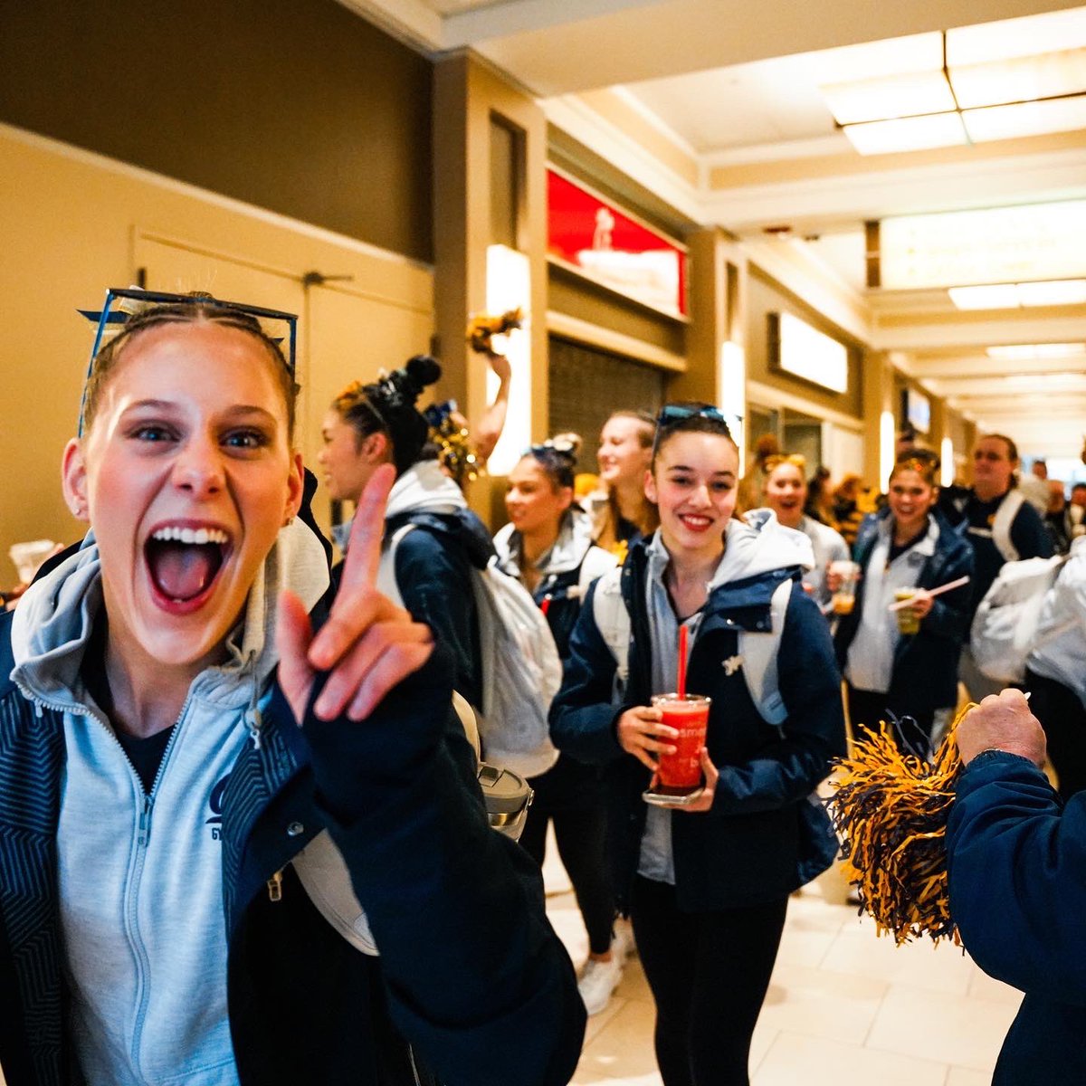 CalAthletics's tweet image. The Golden Bears have arrived. 🛬

Cheer on @calwgym at the NCAA Regionals! 

#GoBears 🐻