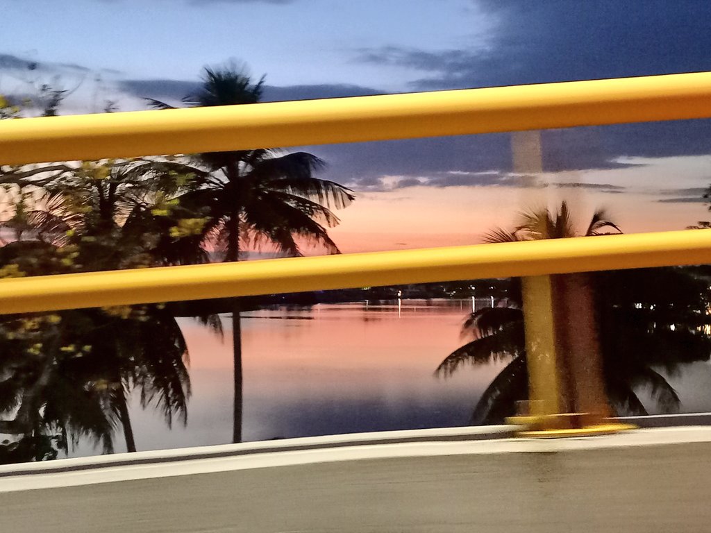 HotelGraham's tweet photo. Así de hermoso lucen los atardeceres,desde la laguna de las ilusiones. Alrededor de nuestro #hotel. 
Las maravillas de la #naturaleza,desde él Graham. 
Estamos bajando él puente vehícular,en la primera entrada a la derecha. https://t.co/ccnXIopzh6