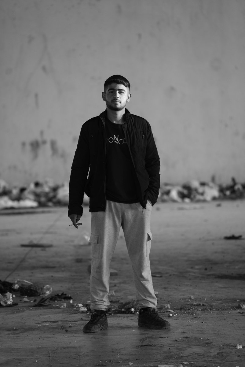 “Burada bir şey var Devran” diyorum, “Bir yer bu kadar da unutulmuş olamaz.” Aradığım cevabı çok sonra alabiliyorum: “Domuz biz abi!”

Sonra fotoğrafını çekip çekemeyeceğimi soruyor, tabii diyorum. 

İskenderun/#Hatay | 31 Mart 2023