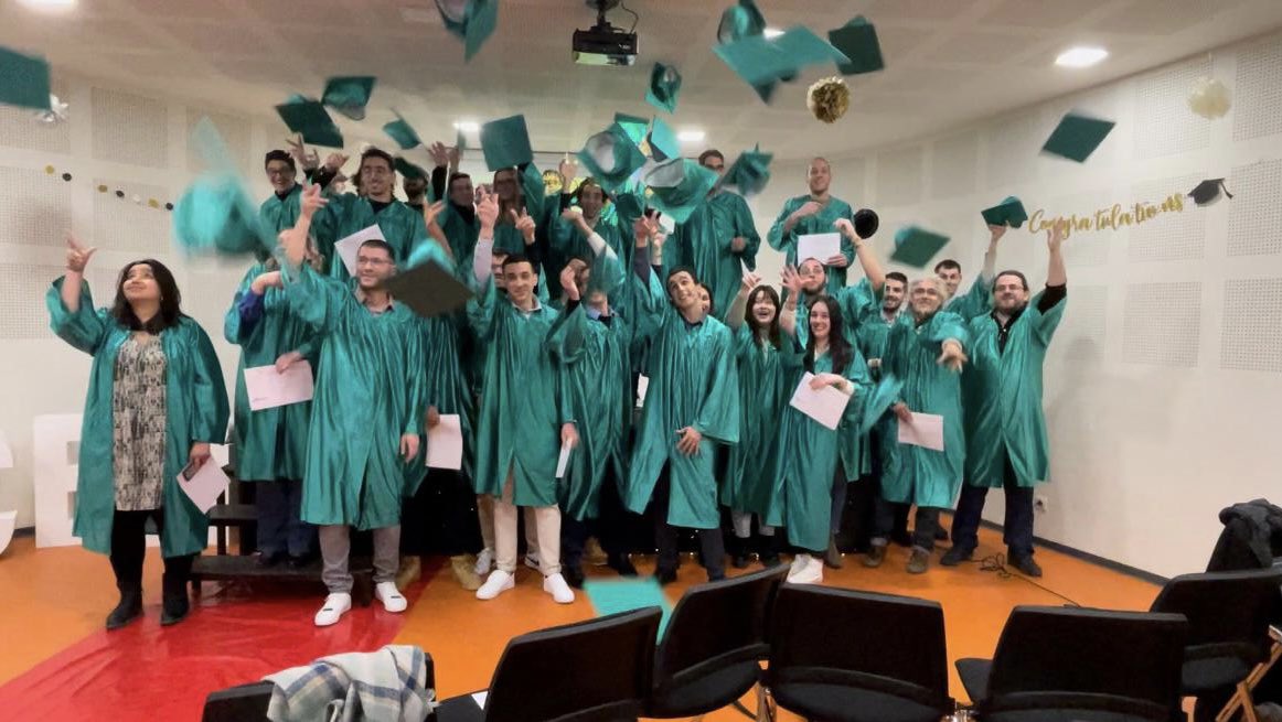 vguillon1's tweet photo. De bons moments partagés avec nos diplômés 🎓 @cesi_officiel 2022 des filières #numerique #digital #RH #QSE #performanceindustrielle #BIM en présence de leur famille 😃!
Merci aux marraines et parrains de cérémonies 👍 https://t.co/Nqw0WUCU7j