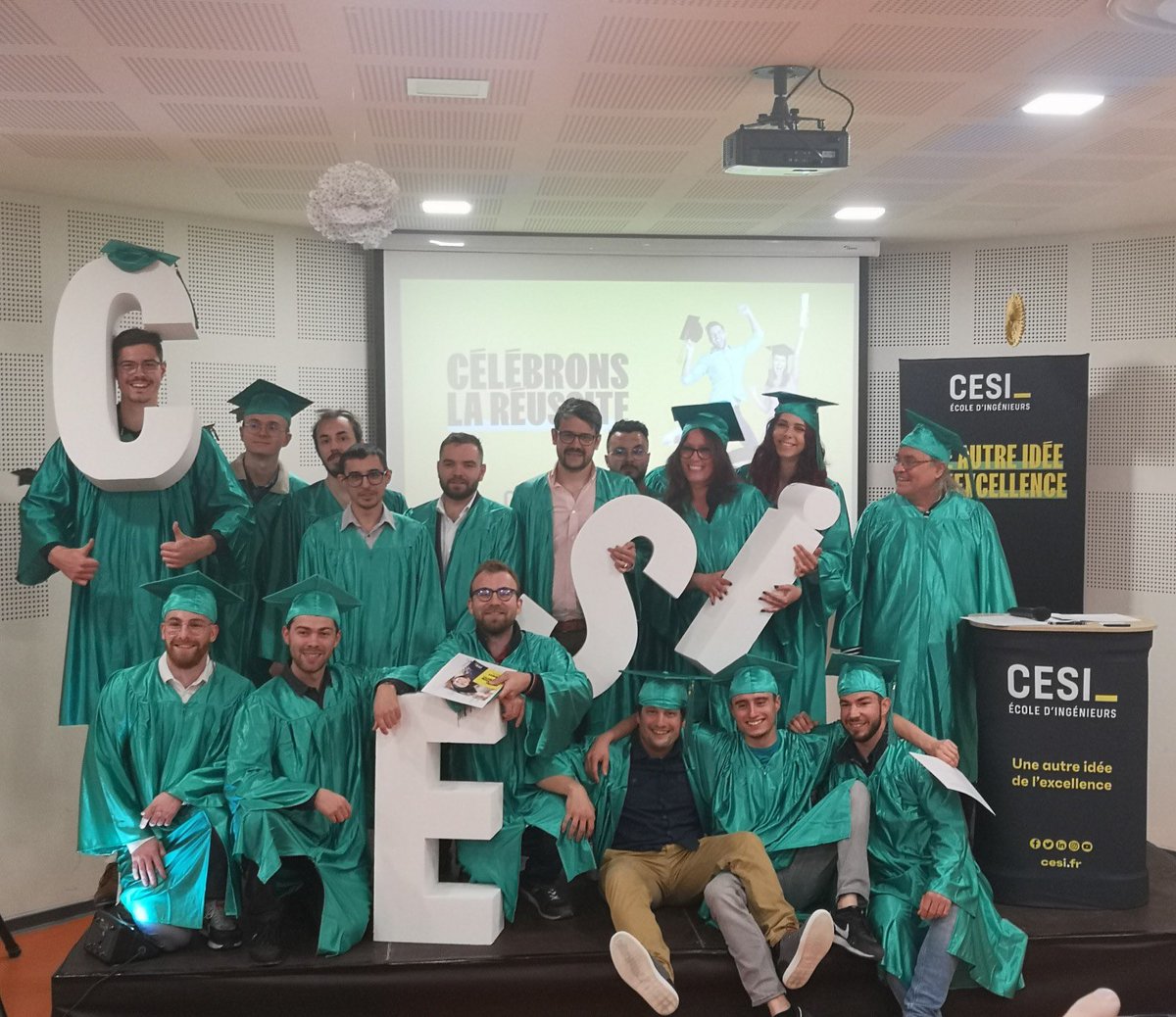 vguillon1's tweet photo. De bons moments partagés avec nos diplômés 🎓 @cesi_officiel 2022 des filières #numerique #digital #RH #QSE #performanceindustrielle #BIM en présence de leur famille 😃!
Merci aux marraines et parrains de cérémonies 👍 https://t.co/Nqw0WUCU7j