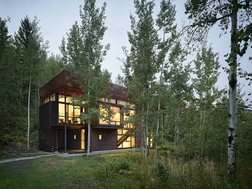 designboom's tweet photo. CLB architects' light-filled 'paintbrush residence' emerges from an aspen grove in wyoming. https://t.co/EoYlrYjjjv https://t.co/KAvgLZXZSm