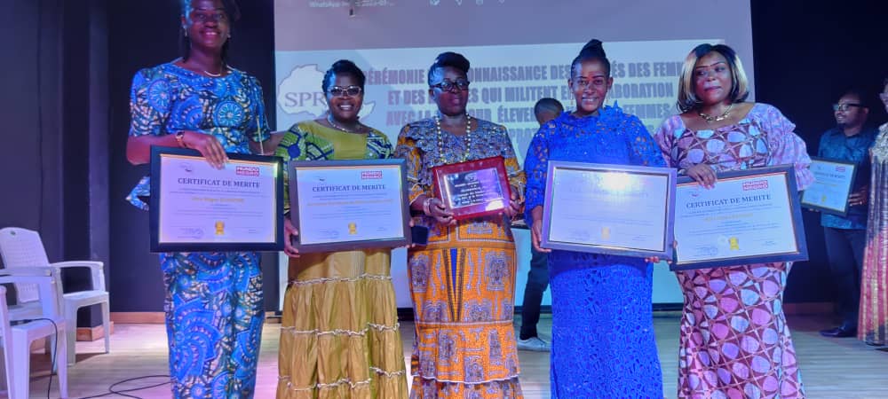 ElianePolepole's tweet photo. AFEM est aussi honorée ce 31/3 par la Synergie DFemmes pr la paix et la Réconciliation dGrands Lacs, a reçu un certificat de reconnaissance des mérites pour sa bonne collaboration avec SPR et pour son travail promouvoir, défendre et protéger les droits des femmes @Internews_RDC https://t.co/DunlimrwQe