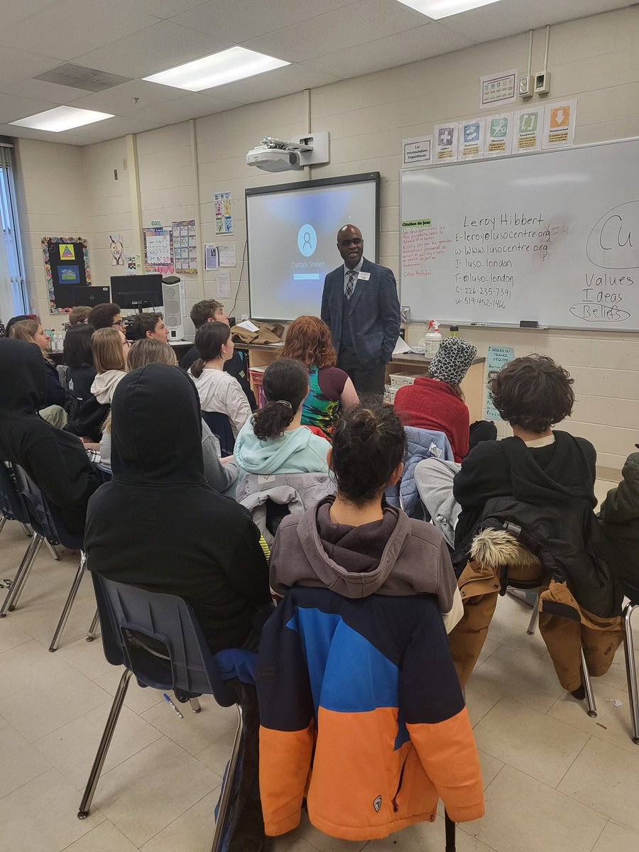 Merci M. Leroy Hibbert pour votre message d'anti-racisme aux élèves de la 7e et 8e cette semaine. Ils ont beaucoup appris de vous et votre message de paix.