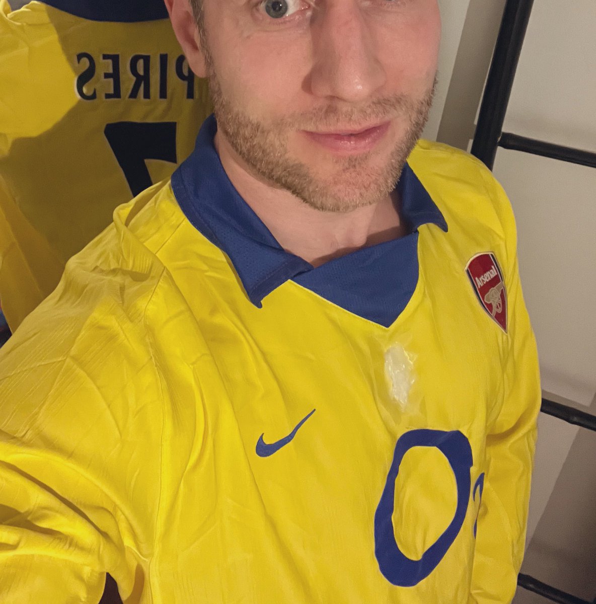Med ”dämpkräm” trots att inte Pires körde med det, stöttar vi <a href="/barncancerfond/">Barncancerfonden</a> på #fotbollströjefredag! <a href="/ArsenalSweden/">ArsenalSweden</a> ❤️🤍