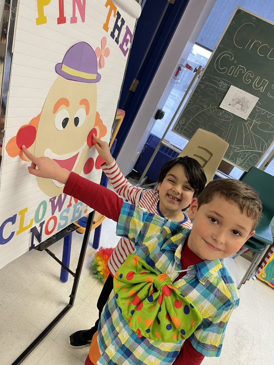 KinderKollegePS's tweet photo. Every Circus ๐ช needs performers and games and every clown ๐คก needs a nose! When youโre blindfolded the clownโs nose sometimes ends up on his ear!๐ Looks like Claire has gotten the closest! #circuschallenge #circus #SchoolSpirit #kkps30 https://t.co/sewyAk4XuG