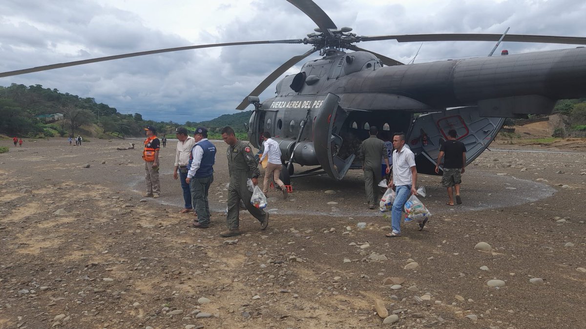 indeciperu's tweet photo. #Piura | #INDECI traslada vía aérea 4 toneladas de Bienes de Ayuda Humanitaria alimentarios desde el distrito de #Lancones a las localidades de #Bejucal, #Jabonillo y #Pitillo, para la atención de la población que se encuentra aislada, afectada por las #LluviasIntensas. 💪🏻🇵🇪 https://t.co/ryVRDMDncg