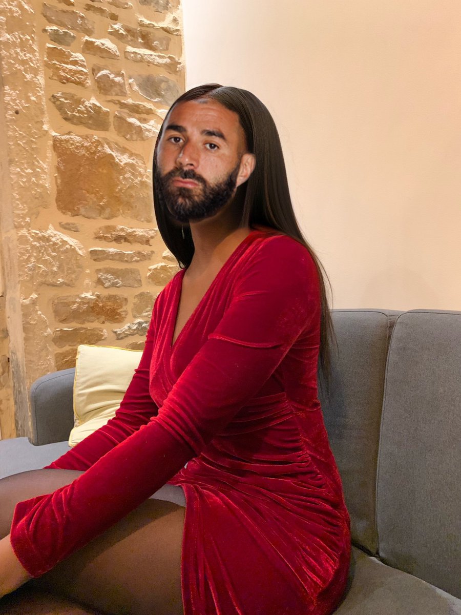 Marck_Arthur2's tweet photo. "rouge est la robe mais noir est le cœur" https://t.co/YC6vyJEmR1