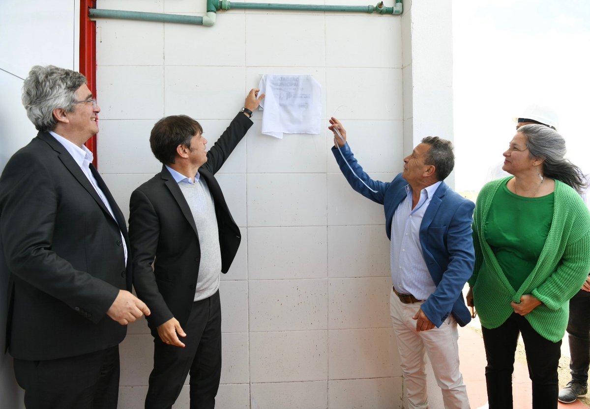 CarlaSeain's tweet photo. En #Labardén, junto a @Kicillofok y @JavoRodriguezL, ¡inauguramos un nuevo frigorífico de gestión estatal en la @BAProvincia!

☑️ Esto se traduce en la industrialización de la producción, reducción de costos de traslado, arraigo local y nuevos puestos de trabajo. https://t.co/N5nyFrHqwR