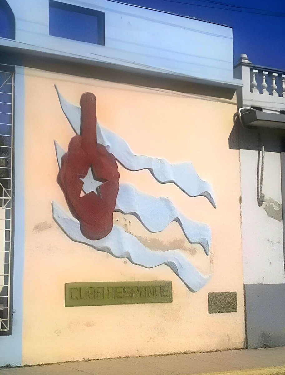 ⚠️⚠️Mientras hay cubanos en las cárceles por fotografiarse con la bandera nacional, el gobierno de Cárdenas nos regala este mural...  así vamos😶
#Cuba