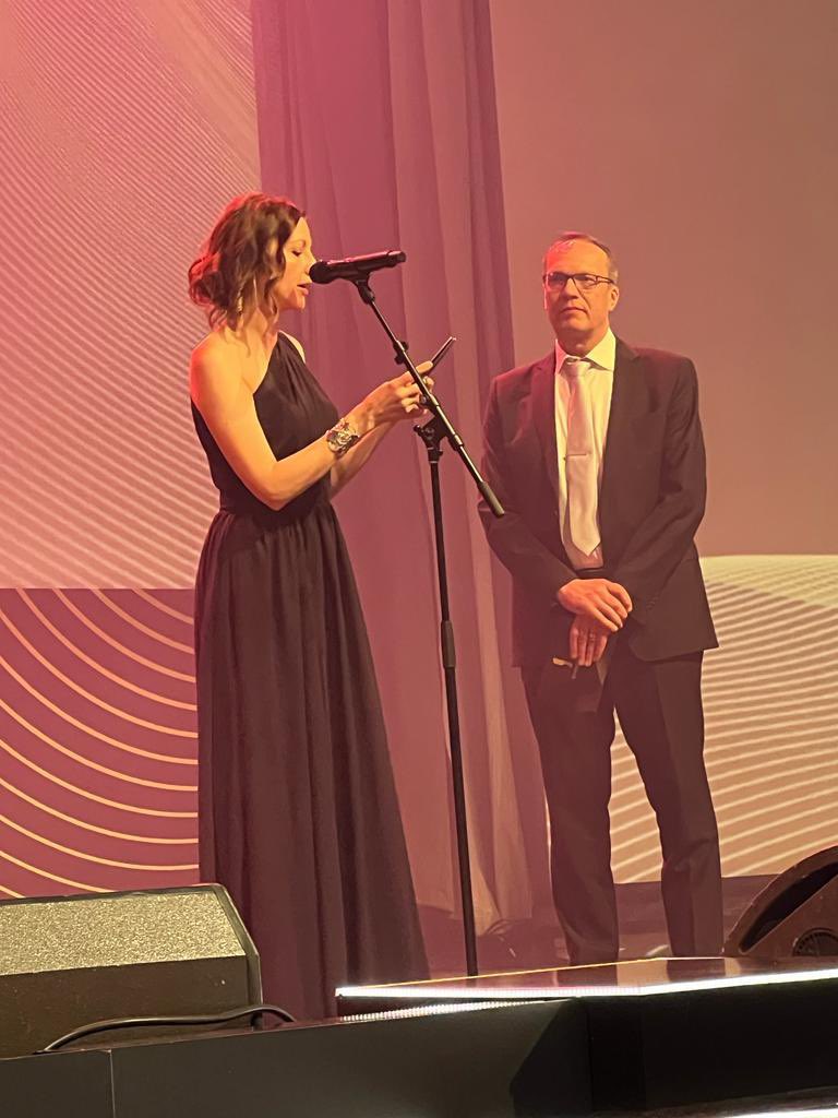 Digita_fi's tweet image. Meillä oli kunnia jakaa #RadioGaala:n yhteistyökumppanina vuoden Paikallisen Radion ja vuoden Valtakunnallisen Radion palkinnot 🏆🏆  Ella Kirjasniemi palkitsi Radio Sandelsin ja Pekka Mattila Aito Iskelmän👏Paljon onnea voittajille sekä kaikille radion tekijöille 🎉