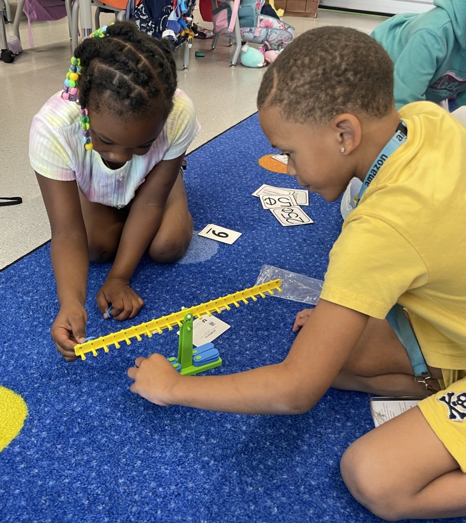 MrsBergman93's tweet image. I love the way they work together during math! #firstgrade #MarchMathMadness @HumbleISD @HumbleISD_LLE @MavoAntonietta @HumbleElemMath