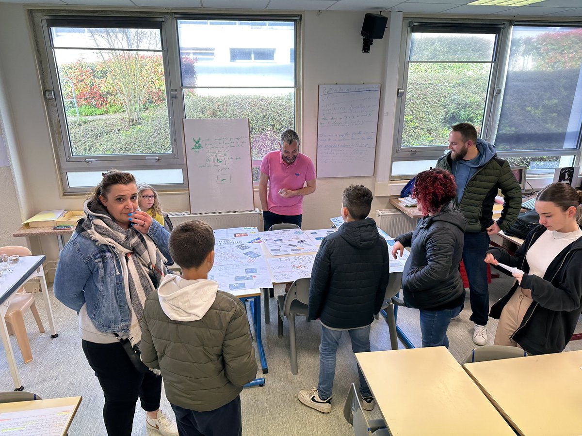 #Portesouvertes au <a href="/CJeanvilar/">Collège JeanVilar</a> ! Les futurs 6eme et leurs parents découvrent les locaux, riches moments d’échanges. Mission 🎯 !