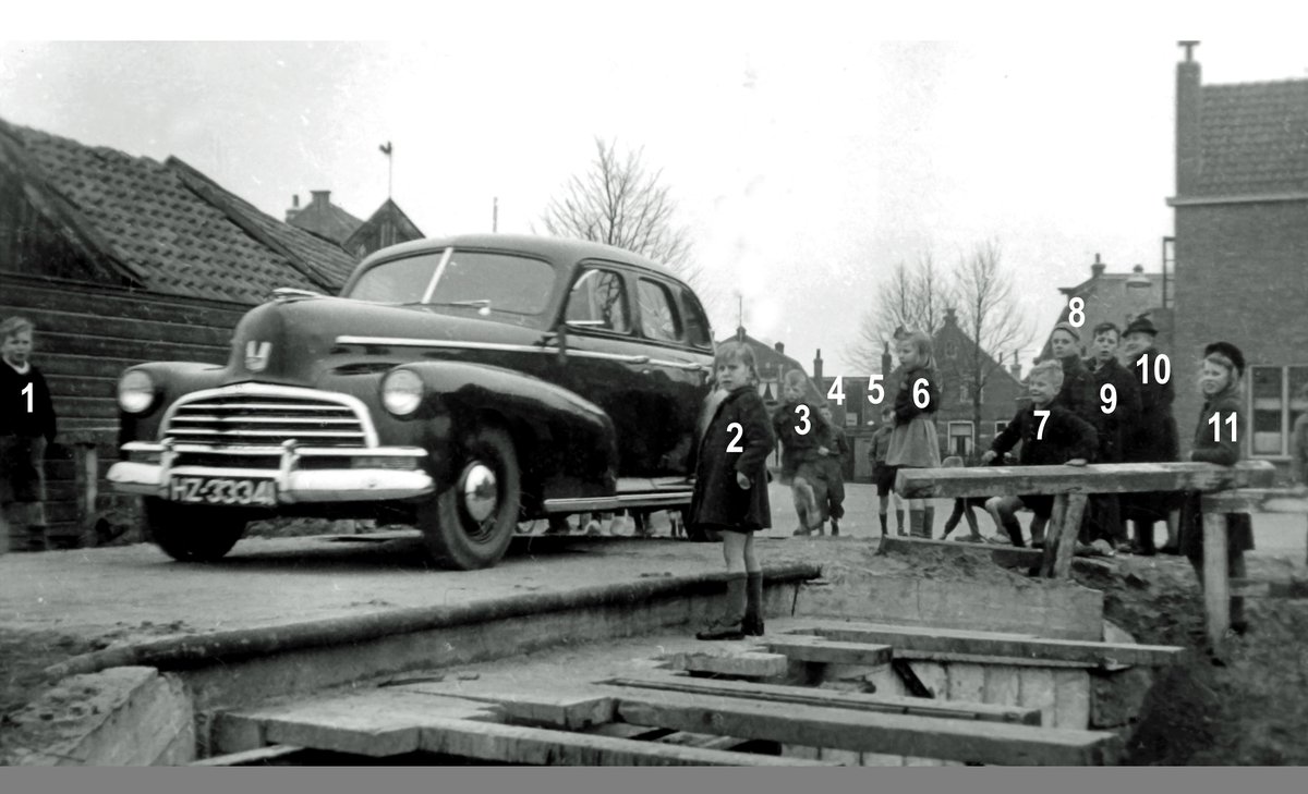 !947: de eerste auto rijdt over de brug in het Slimpad.  Wie weet wie de kinderen (en een oma) zijn? Reacties op facebook.com/hvwateringen of 📧 foto@hvwk.nl.

#Wateringen #Kwintsheul #geschiedenis #foto #history #photo #chevrolet #Westland
