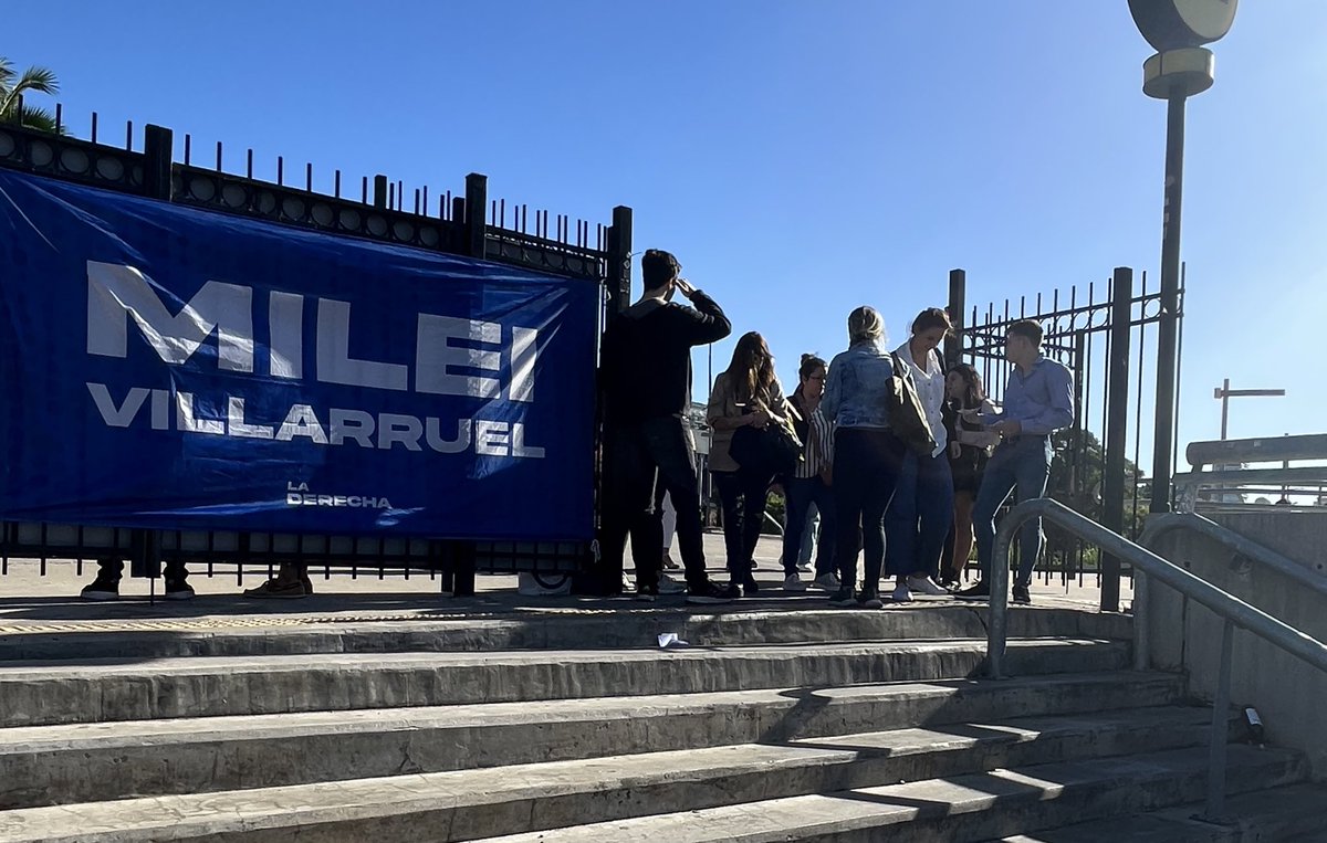 LaDerecharg's tweet photo. LA DERECHA EN DERECHO
Hoy estuvimos en Facultad de Derecho conversando con los estudiantes y difundiendo las ideas para hacer Argentina grande otra vez #MileiVillarruel2023 @JMilei @VickyVillarruel https://t.co/3CCU8gR6de