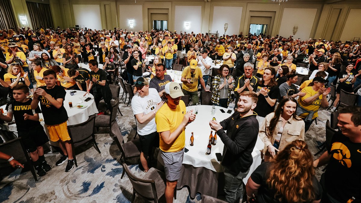IowaWBB's tweet photo. Hawkeye fans 𝘶𝘯𝘥𝘦𝘳𝘴𝘵𝘰𝘰𝘥 the assignment... 

#Hawkeyes x #WFinalFour https://t.co/Eet2uWq0Ed