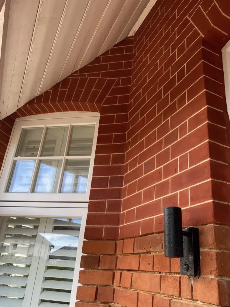 TimMeek8's tweet photo. Even the tools are attractive. Admiring the precision and meticulousness in a grade A swine of a corner. Work by JR Pointer from FB #LimePointing #TuckPointing #ChucktheChurnBrush https://t.co/aULSrLSPNM