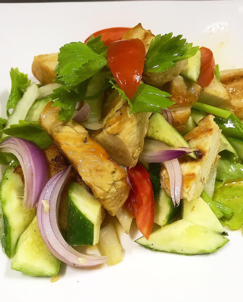 HelloBlueMonkey's tweet photo. Spicy grilled chicken salad with Thai style 🌶🌶🌶🌶🧄🧄🧄

#thaisalad #healthy #healthyfood #healthylifestyle #healthyeating #cool #tgaifood #thaifoodlover #thaifoodie #hellobluemonkey #aonang #krabi  #thailand #grilledchicken #grilledchickensalad #garlic #shallot #chili #lime https://t.co/LvK5QVSsZB