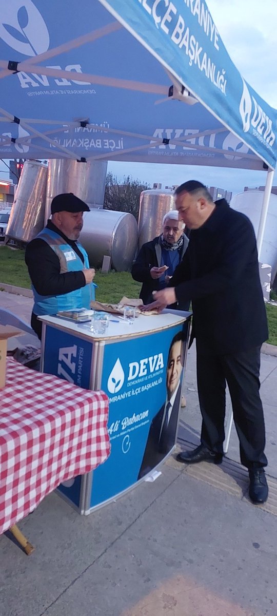 Teskilat iftarımızı da cadirimizda açtık. Ekmeğimizi bölüştük. <a href="/alibabacan/">Ali Babacan</a>. <a href="/Mimarhasankeles/">Mimar Hasan KELEŞ</a> <a href="/drerhanerol/">Dr. Erhan Erol</a> <a href="/isiklarerdem/">Erdem Işıklar</a> <a href="/avmdemiral/">Av.Mustafa Demiral</a> @UmraniyeKadinda <a href="/GencDevaUmranye/">Genç DEVA Ümraniye</a> <a href="/mmuzun/">Mehmet Muaz Uzun</a>