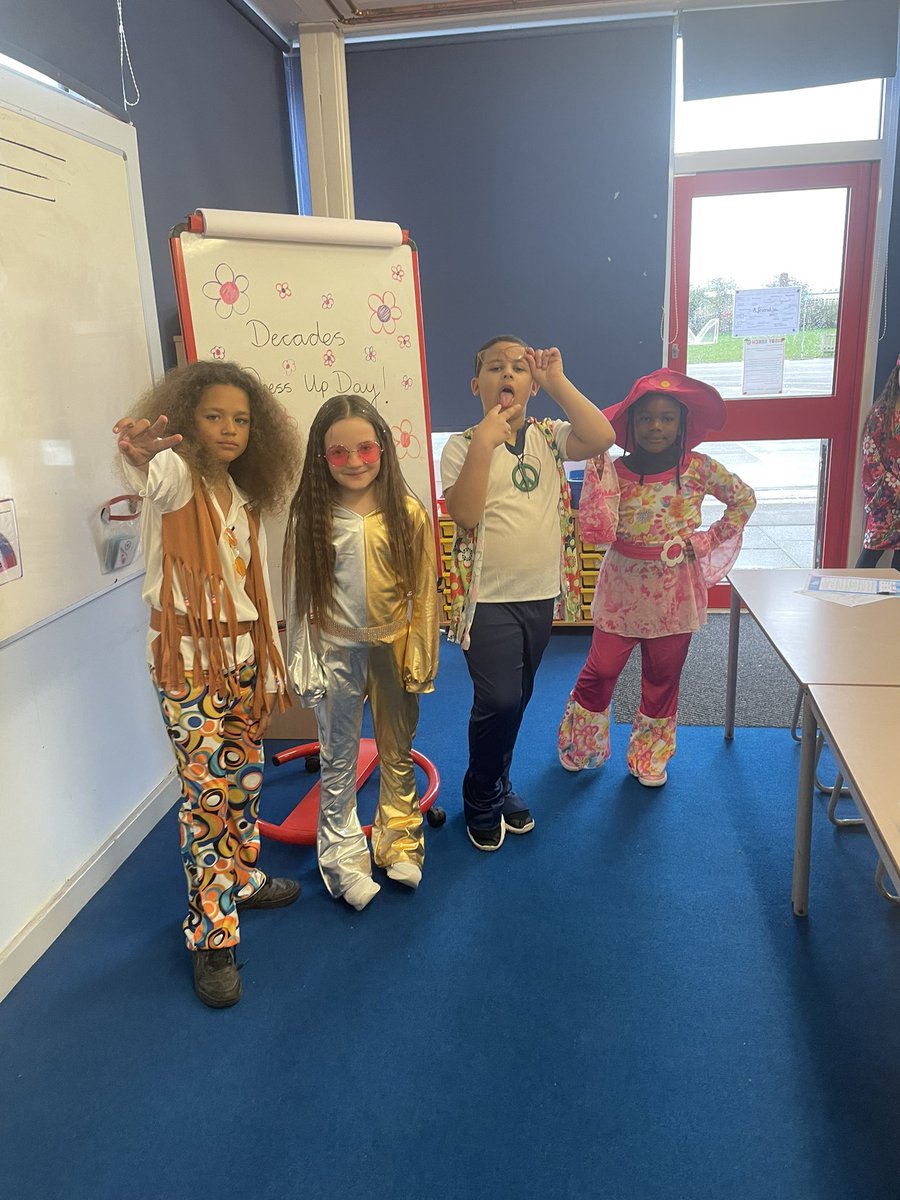 NorthlandsPri's tweet photo. Some awesome 1970βs costumes today! Well done Poplar class! #decadesweek https://t.co/f38bzaH7K3