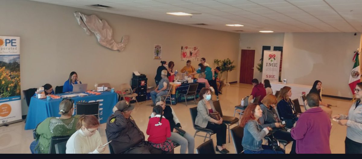 Ricardo1Pineda's tweet photo. Con gran participación de. nuestra comunidad @consulmexdou realizamos en este momento una feria de salud con servicios gratuitos de vacunas anti-COVID y Flu, mamografías, salud mental, y prevención de adicciones; y detección de VIH. Ven, no necesitas cita! #IME_SRE #VDS @luisgure @EmbamexEUA