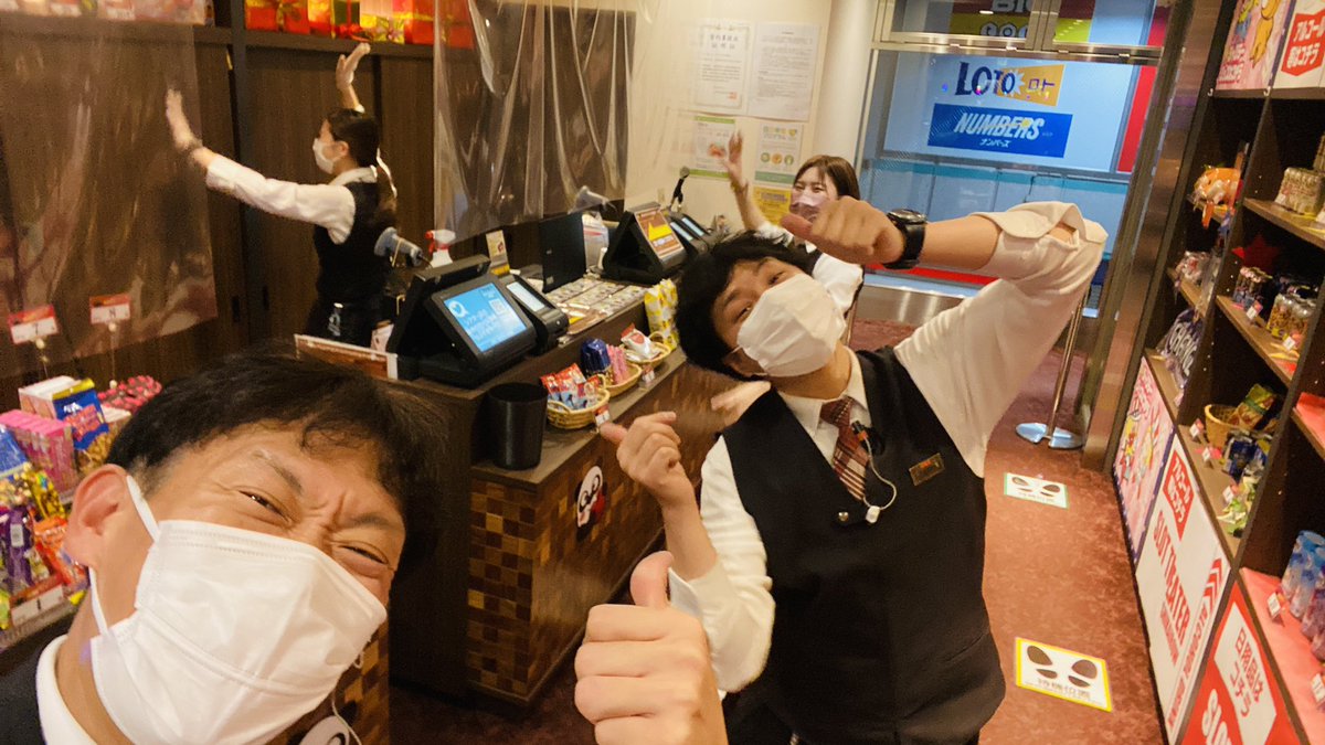 nankai186's tweet photo. 今日から4月だぜ！！！！
をスタッフと一緒に全力で表現して見ました^_^
（勤務後なのにこのテンション）
#ハイテンション
#なんば https://t.co/gukpKWjxxz