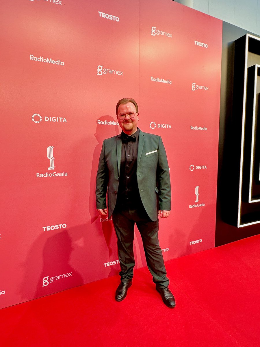 akikarja's tweet image. RadioGaalassa juhlistamassa kaupallista radiota ja monipuolista suomalaista mediaa. Laadukas ja moniääninen media on Suomen suuria vahvuuksia. #radiogaala #radio