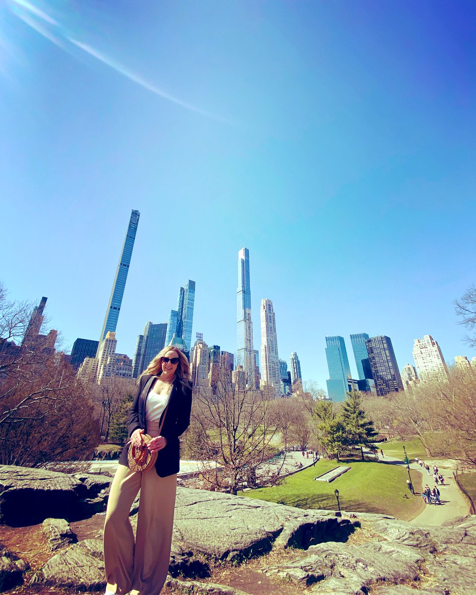 VictoriaHLees's tweet photo. Another New York minute…bumping into good friends whilst enjoying my days there 🗽🍎 #NewYorkCity #cabincrew #centralpark https://t.co/m9wsRfbCZI