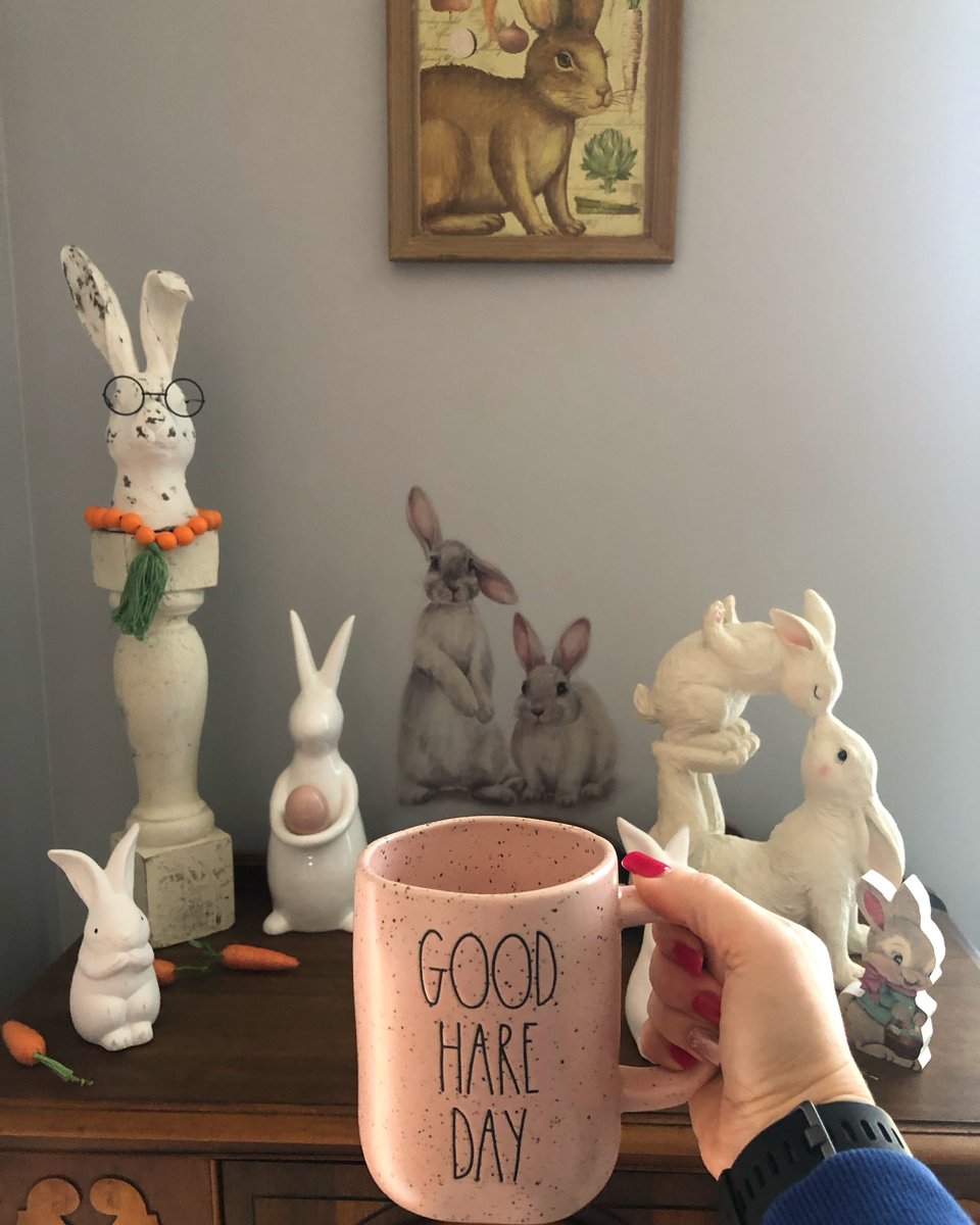 Diggtydonna's tweet photo. TGIF !! Hope it’s a good Hare day #TGIF2023 #FridayVibes #fridaymorning #FridayFeeling #coffeemugs #Easter #decoration https://t.co/3PNtQbB9f7