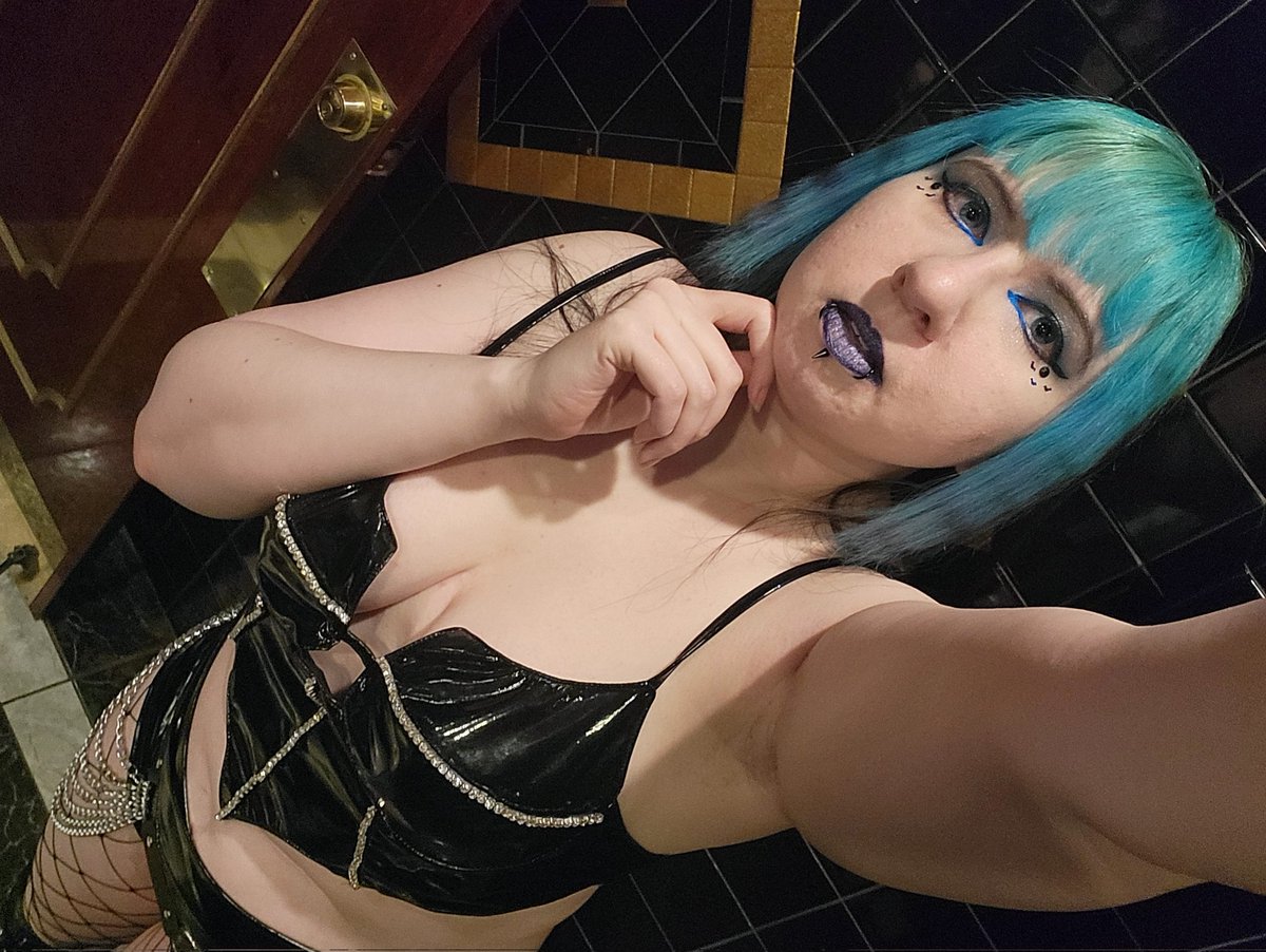 Evelle_X's tweet photo. Sorry I haven't posted in a bit. From the goth club Resurrection

#vampbangs #bluehair #bluehairdontcare #blueeyes #makeuponpoint #piercings #liprings #selfie #nofilter #unedited #gothclub #clubbing #club #gothic #gothicfashion #gothicstyle #gothgirl #haveimadeenoughhashtagsyet https://t.co/5p6x3PnMik