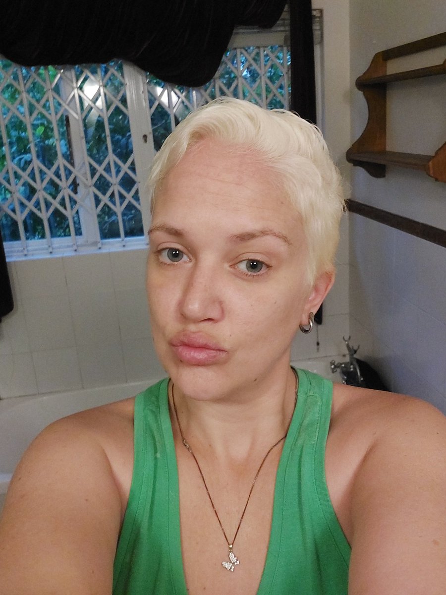 mind_ravenous's tweet photo. Bleached hair. Shoulder length hair. Bleach went on murder spree and now I have a crop. I don't know how to feel. #mistake #bleach #hairdisaster https://t.co/BQ5H3VV5ER