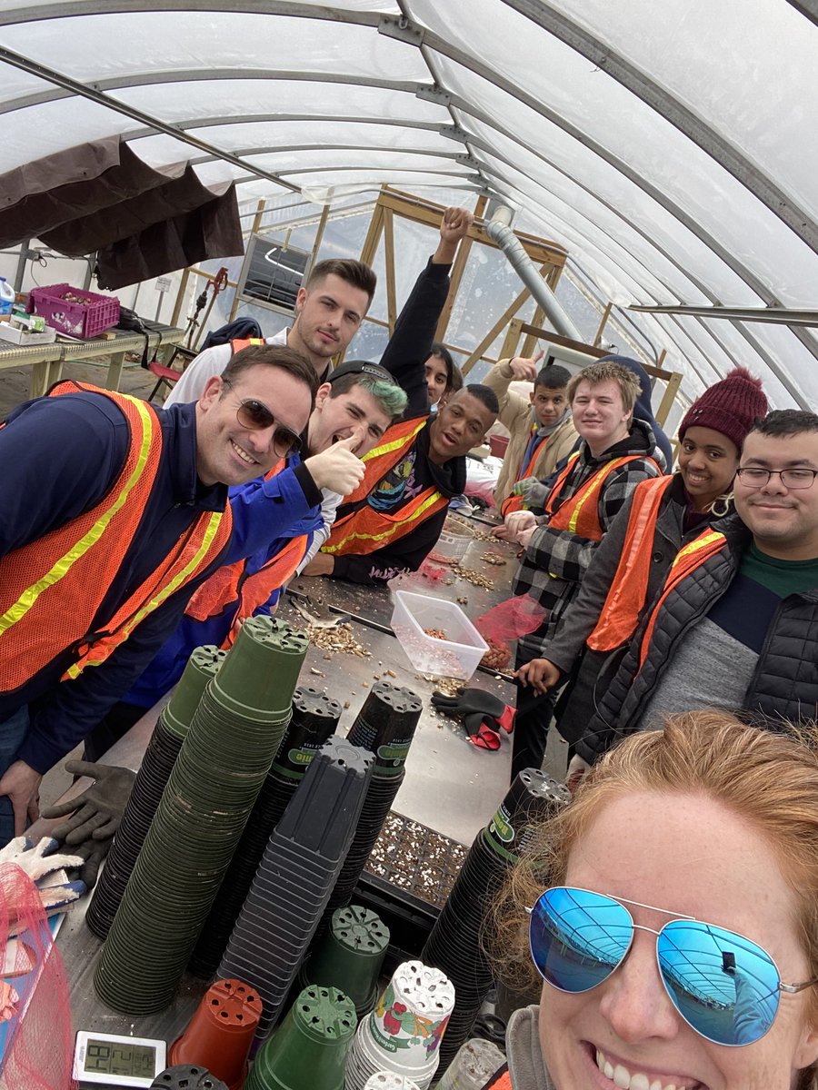 ACE had an amazing day volunteering at the @IslandHarvest farm for people in need! We sifted through compost, wheeled it over for future 🫑 & 🍅 and lastly cracked open 🥜 for future planting! What a day! @catterson_mr @MrGalganoBHS @BethpageUFSD #WeAreBethpage #acingit