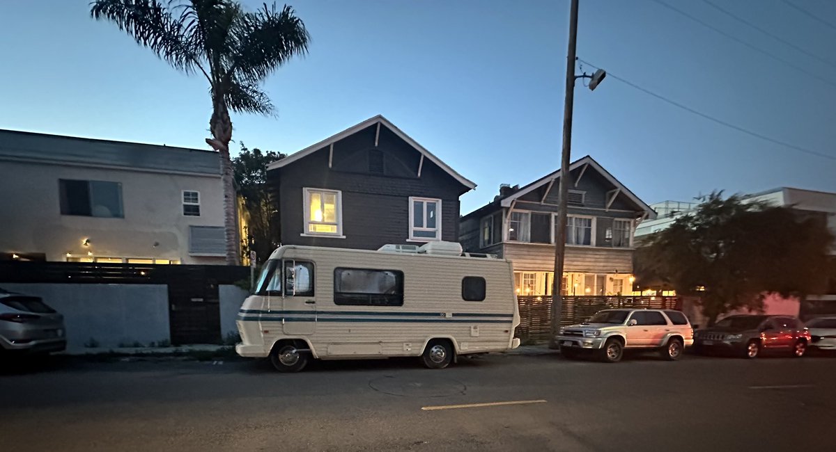 SoledadUrsua's tweet photo. Why pay rent when you can park an RV in Venice Beach for free? https://t.co/KfgXRxqU9Q