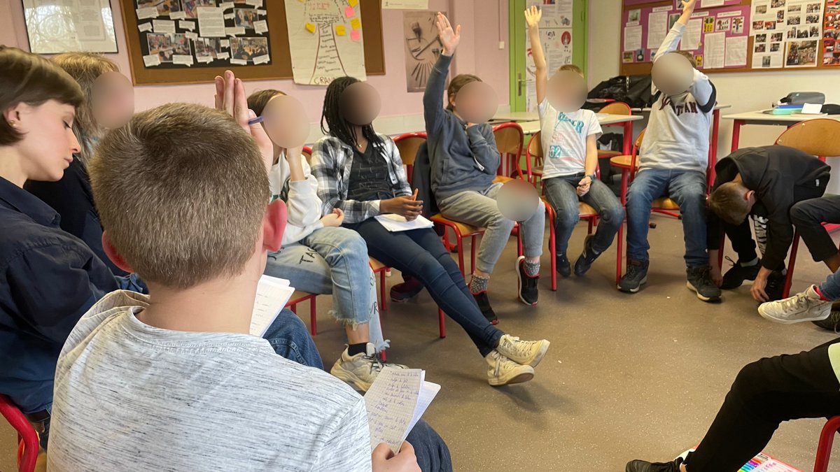 Graines2philo67's tweet photo. Quand les enfants deviennent elleux même Animateurices Philo:"Est-ce que la Nature a toujours été la même?" →  reformulation , note, vote de la question, lecture support ... Merci pour leur énergie parce qu'iels ne se cachent pas d'adorer cet endroit et de le rendre plus beau🌱 https://t.co/KgIwgZP4Ab