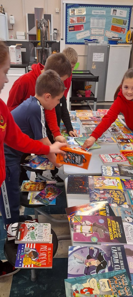 CraigfelenP's tweet photo. Years 4, 5 and 6 had a great time choosing 2 free books to take home and keep today thanks to @Literacy_Trust #cfplit #YoungReaders https://t.co/BRgozR2TBy