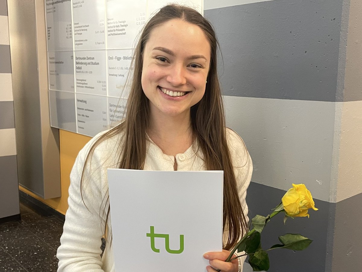 Congratulations to our lab‘s PhD student Laura Neukirch, member of <a href="/dfg_public/">DFG public | @dfg_public@wisskomm.social</a> Cluster of Excellence #RESOLV <a href="/SolvationSci/">Solvation Science</a> for obtaining an award for her excellent talk on donor-acceptor coordination cages on the Day of Chemistry (Tag der Chemie) <a href="/TU_Dortmund/">TU Dortmund</a>