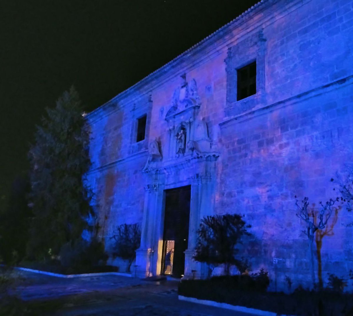 La #UGR se une un año más a la conmemoración del #DiaMundialAutismo, iluminando de azul el Hospital Real durante este fin de semana #LIUB y colaborando en la difusión de la campaña #LlamémosloPorSuNombre de Autismo España.

<a href="/AutismoGranada/">Autismo Granada</a> <a href="/MirameTEA/">Asociación Mírame</a>