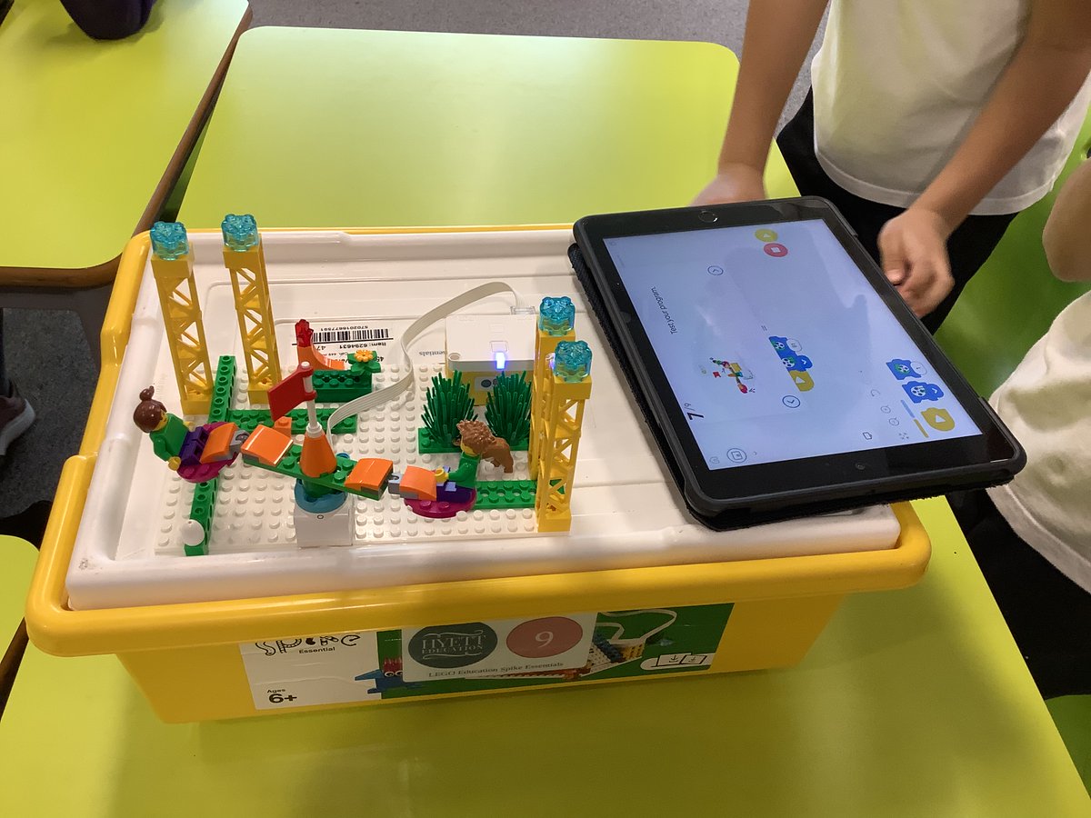 olive_bham's tweet photo. Year 2 pupils were highly engaged as they created and coded their very own fairground rides using #LEGO during their #STEMbotics workshop. Thank you @hyetteducation for another brilliant workshop. #STEM #Coding #Programming #computing https://t.co/8l9gwTTft2
