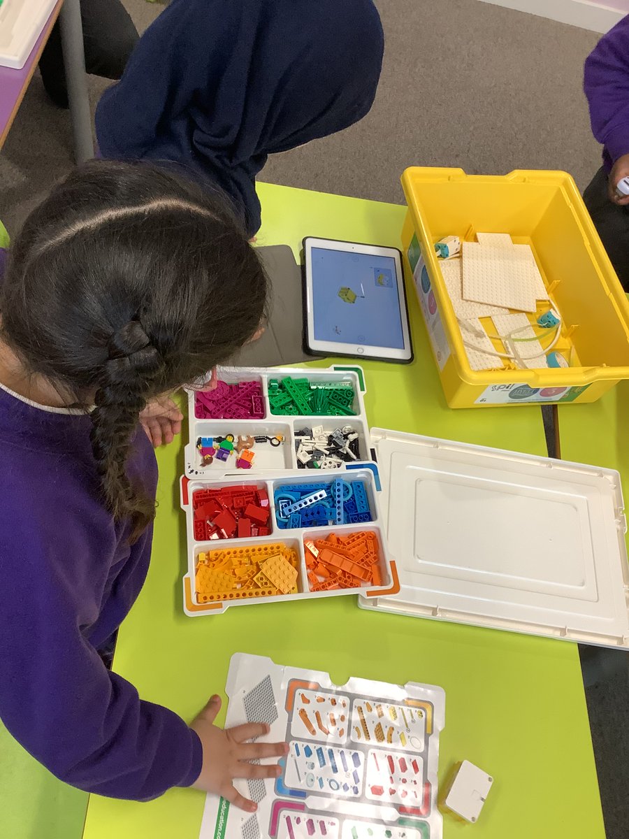 olive_bham's tweet photo. Year 2 pupils were highly engaged as they created and coded their very own fairground rides using #LEGO during their #STEMbotics workshop. Thank you @hyetteducation for another brilliant workshop. #STEM #Coding #Programming #computing https://t.co/8l9gwTTft2